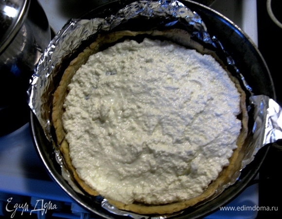 Выпекаем корж 20 минут в разогретой до 200°C духовке. Как готово будет, выкладываем творог, фруктики и ставим еще в остывающую духовку на 15 минут.