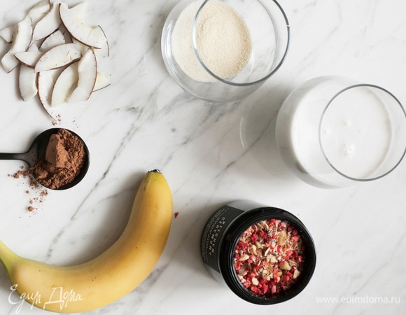 Смешайте вместе манку, какао и щепотку соли. Доведите молоко до кипения, убавьте огонь и, помешивая венчиком, аккуратно всыпьте в него сухие ингредиенты. Самое важное — размешивать хорошо, ведь никто не любит комочки в манной каше. Варите, помешивая, еще 2–3 минуты. Этого достаточно, чтобы каша загустела.