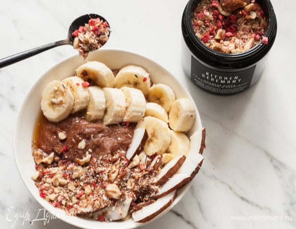 Манная основа отлично подходит для создания боула. Выберите фрукты и ягоды, которые вам нравятся, и дополните ими кашу (в этом случае сахар можно не добавлять совсем). При подаче посыпьте кашу сладкой ореховой дуккой или толчеными орехами и полейте медом или сиропом топинамбура. От такой каши не откажется ни ребенок, ни взрослый.