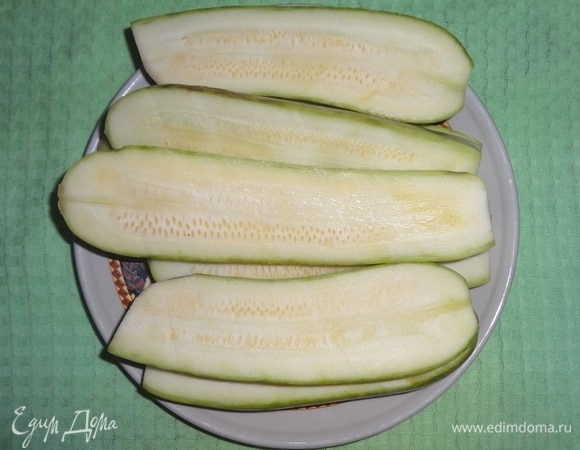 Кабачки вымыть, отрезать кончики с обеих сторон, разрезать вдоль пополам.