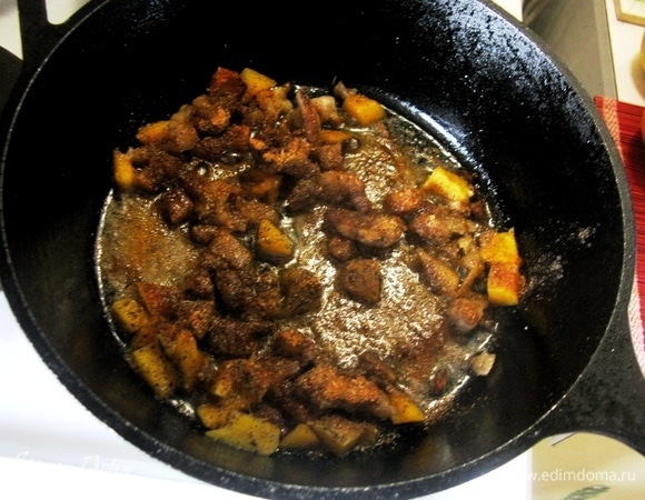 Нам потребуется не сковорода, а казан или, если у вас есть, то сковорода вок (или ее аналог). Разогреть, влить масло и обжарить мясо с овощами и салом. Не жадничаем, кладем побольше продуктов.