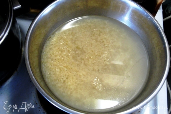 Замачиваем рис на 20 минут в соленой воде. Рис промыть и воду слить, выложить сверху.