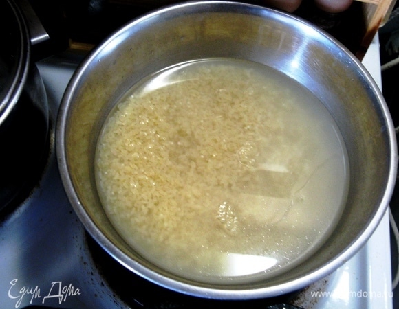 Замачиваем рис на 20 минут в соленой воде. Рис промыть и воду слить, выложить сверху.