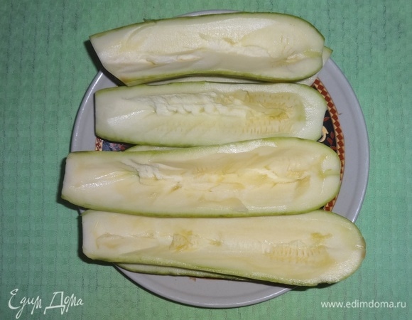 У кабачков аккуратно выбрать часть мякоти, чтобы получились «лодочки».