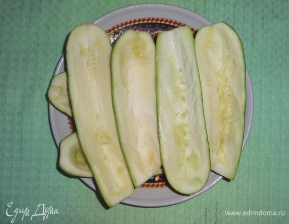 Кабачки бланшировать 1–2 минуты в кипящей подсоленной воде. Или можно поставить в микроволновку на 5 минут при полной мощности. Обсушить кабачки бумажным полотенцем.