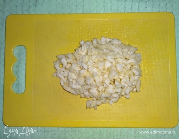 Мякоть, выбранную из кабачков, нарезать мелкими кубиками.