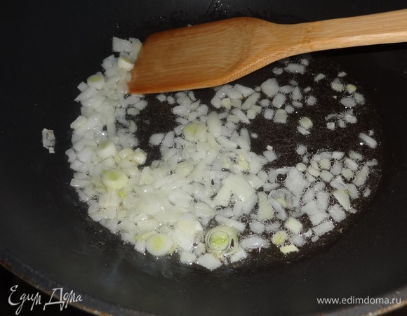 В сковороде разогреть растительное масло, выложить лук и немного обжарить.