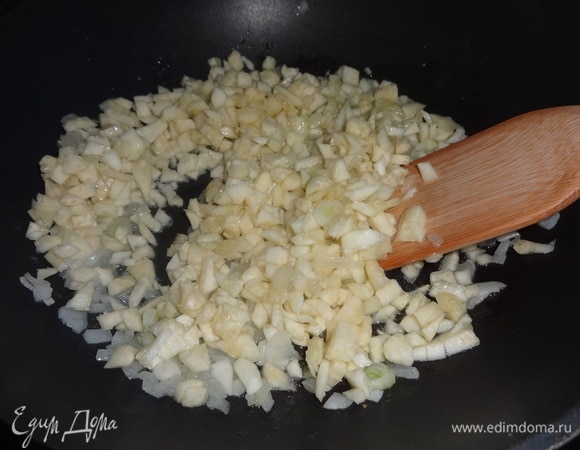 Добавить нарезанные кабачки и продолжать обжаривать 5 минут, помешивая.