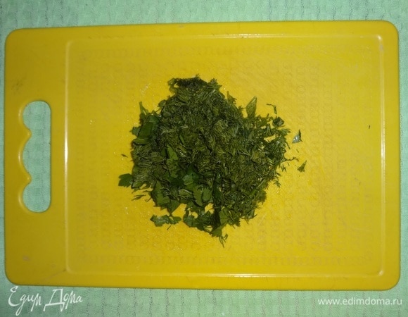 Укроп вымыть, обсушить, мелко нарезать.
