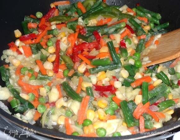 В сковороду добавить овощи. У меня замороженная смесь овощей, состоящая из кукурузы, горошка, стручковой фасоли, моркови, сладкого перца. Смесь размораживать не нужно.