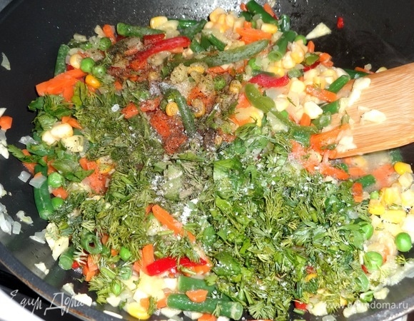 Добавить к овощам нарезанный укроп, посолить, поперчить. Овощную смесь перемешать и обжаривать на сильном огне 5 минут. Остудить до комнатной температуры.