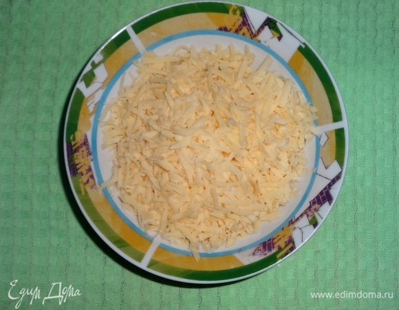 Сыр натереть на средней терке.