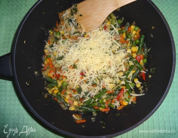 Часть натертого сыра соединить с овощами, перемешать.