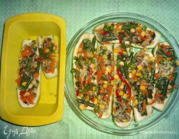 Кабачки наполнить начинкой и выложить в формы, смазанные маслом. Силиконовые формы можно не смазывать.