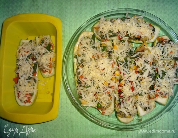 Начиненные кабачки посыпать сверху оставшимся сыром. Поставить формы с кабачками в духовку и запекать в духовке, разогретой до 180°C, 50–55 минут. Ориентируйтесь на возможности своей духовки, времени может потребоваться больше или меньше.