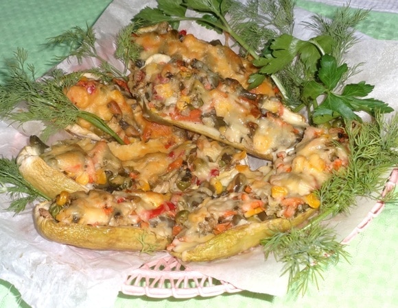 Кабачки, фаршированные овощами, готовы.