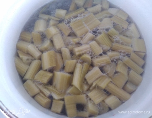 Ревень нарезать кусочками, залить литром воды. Варить на среднем огне 15 минут.