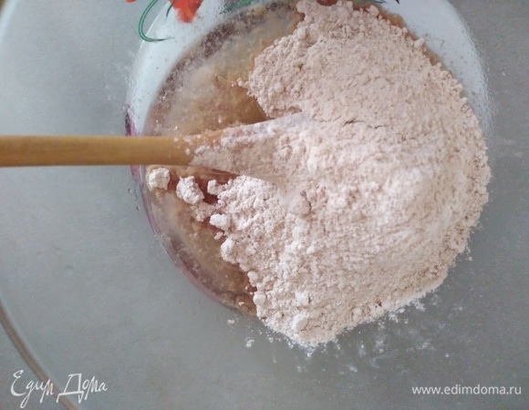 Всыпать полбяную муку.