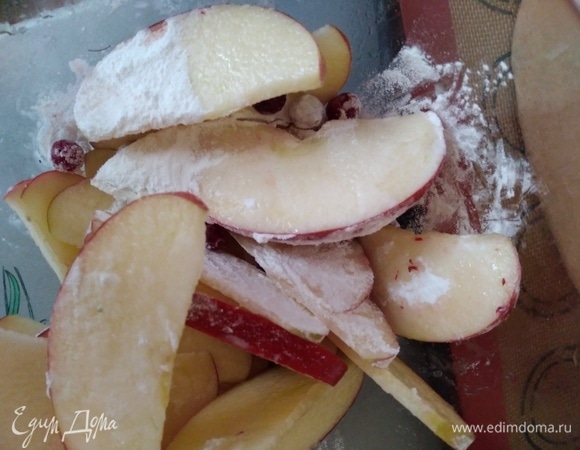 Всыпать клюкву и крахмал, быстро соединить все вместе.