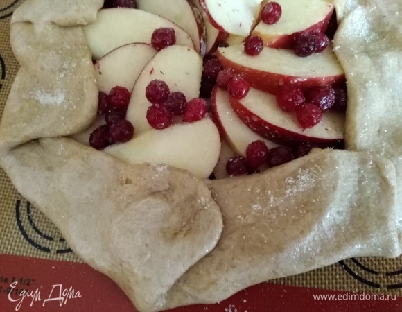 На середину теста (края оставьте свободными) выложить начинку. Защипнуть края. Края теста смазать водой, посыпать сахаром (начинку я тоже посыпала).