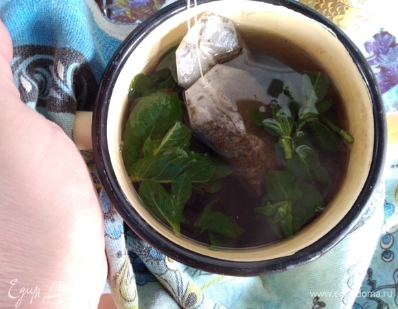 Чай зеленый вместе с листиками мяты заварить кипятком. Настоять 10 минут.