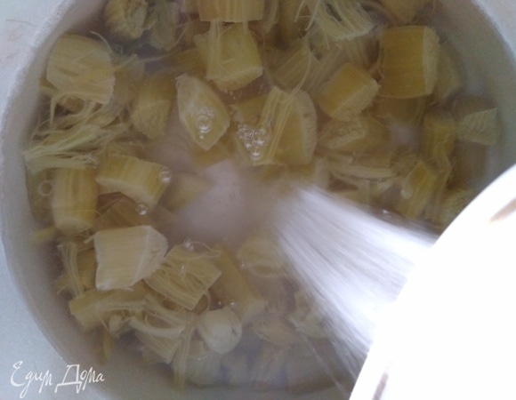 В ревень всыпать сахар (если хотите послаще, добавьте больше сахара), размешать и оставить настаиваться на полчаса.