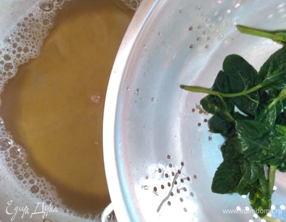 Обе жидкости процедить, соединить в одной емкости. Остудить до комнатной температуры.