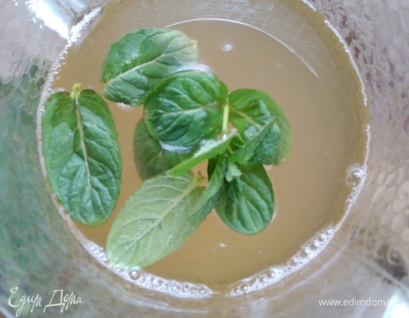 Убрать на 3–4 часа в холодильник. Перелить в кувшин.