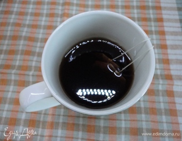 Любимый чай залить кипятком и оставить настаиваться и остывать.