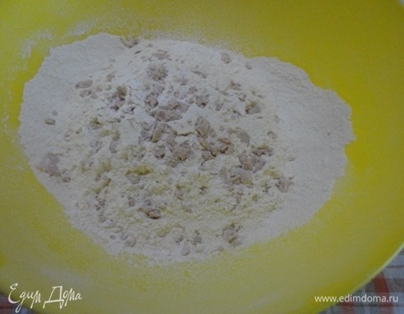 В просеянную муку раскрошить свежие дрожжи, всыпать соль, натертое на крупной терке холодное сливочное масло и все руками перетереть в крошку.