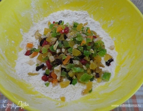 К этой сухой массе вначале добавить цукаты или сухофрукты (или все вместе) вместе со специями и перемешать — так они равномерно распределяются в тесте.