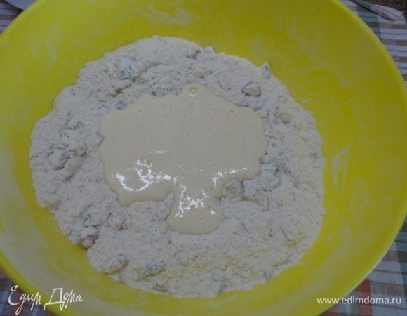 Яйцо взбить с сахаром и вместе с теплым чаем добавить к сухим ингредиентам.