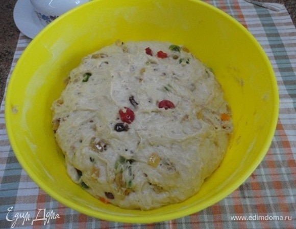 Вначале я смешала ложкой, потом — руками. Тесто вроде бы жидкое, но я не стала добавлять больше муки. Оставьте тесто в теплом месте для подъема и увеличения в объеме в 2–2,5 раза.