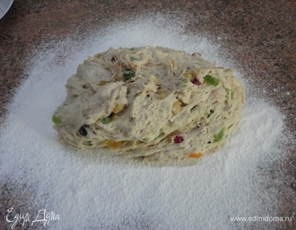 30 г дополнительной муки распылите на столе, выложите подошедшее тесто и сформируйте одну или две булки. Все зависит от размера формы. 