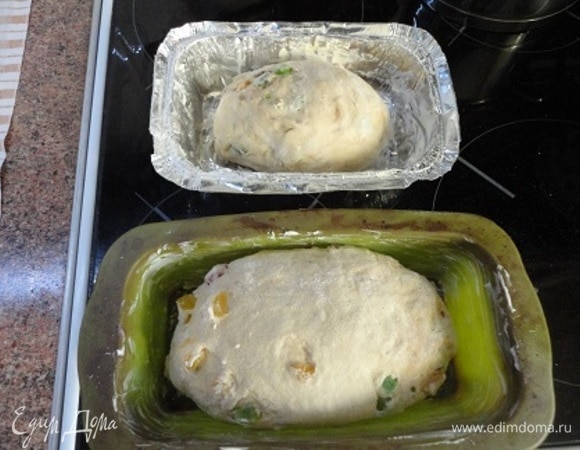 Рекомендуемой формы объемом 900 мл мне показалось мало, и я разделила на две — побольше и поменьше. Предварительно смазала каждую сливочным маслом.