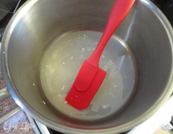 Можно просто остудить или посыпать сахарной пудрой, но автор предложила сварить сахарный сироп из сахарной пудры и воды, что я и сделала. Варить, помешивая, до загустения.