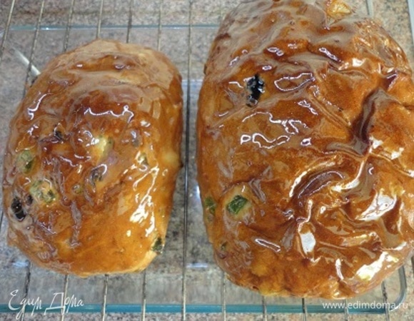 Сразу же смазать горячим сиропом чайный хлеб при помощи кисточки.