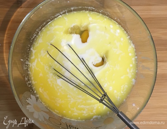 К получившейся смеси добавить два яйца, перемешать.