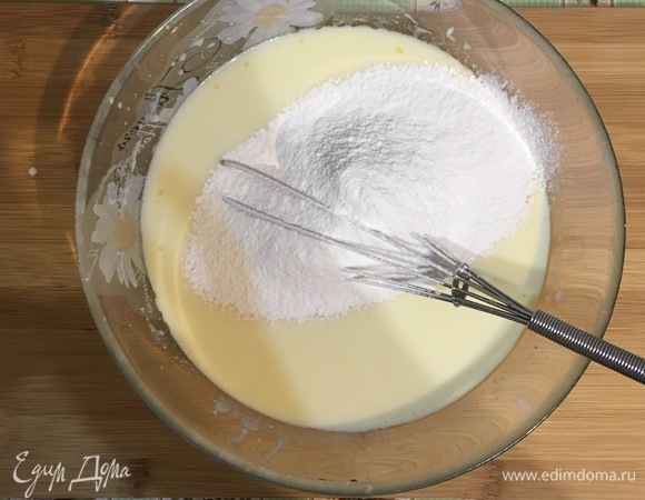 Всыпать просеянную муку с разрыхлителем, перемешать.