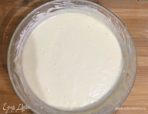 Замешивается тесто по консистенции густой сметаны.