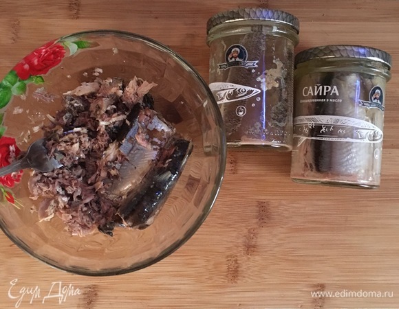 Сайру ТМ «Капитан Вкусов» достать из баночки и размять вилкой.