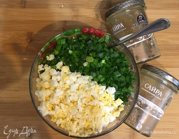 Добавить мелко нарезанный зеленый лук (5–6 перьев) и отварные яйца.