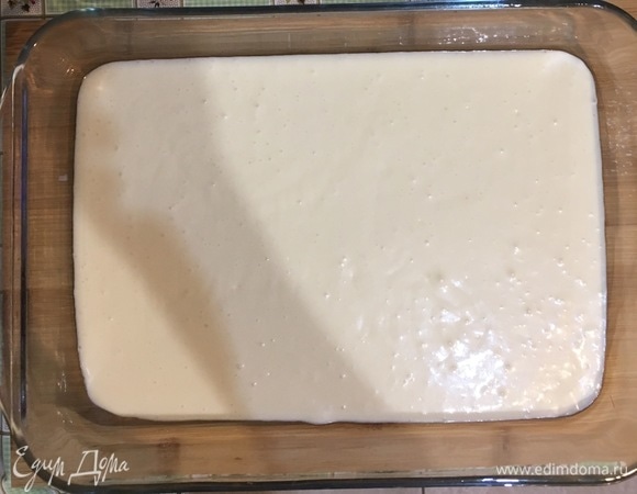В форму для запекания вылить чуть больше половины теста.
