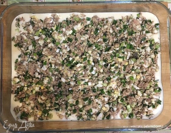 Затем по всей поверхности выложить начинку.