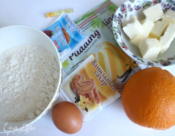 Приготовить все необходимое для приготовления теста. Масло нарезать на кубики. Вам потребуется цедра с половинки апельсина, натертая на мелкой терке.