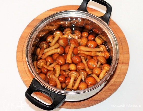 Приготовим грибы. Промытые грибы высыпать в кипящую подсоленную воду с добавлением лаврового листа и перца горошком. Варить до готовности примерно 35 минут, затем воду слить.