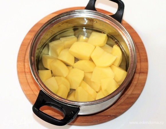 Картофель очистить и нарезать крупными дольками, отварить в подсоленной воде до полуготовности. Воду слить.