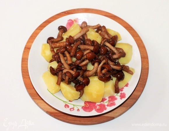 Смешиваем картофель с грибами. Добавляем растительное масло (2 ст. л.), прессованный чеснок и перемешиваем.