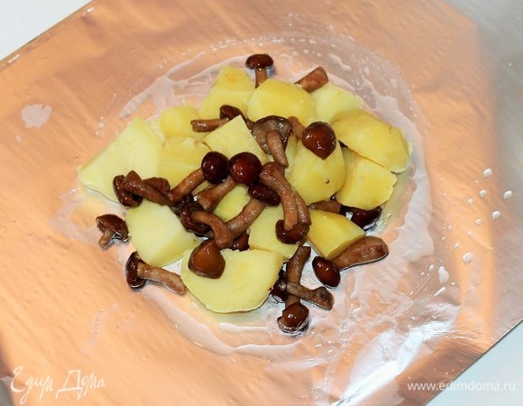 Нарезаем очень плотную фольгу размером 30х40 (для 1 конверта) или берем двойной слой тонкой фольги (для 1 конверта). Получилось 4 заготовки фольги на 4 порции. Смазываем фольгу растительным маслом и выкладываем на каждую 1/4 часть начинки.