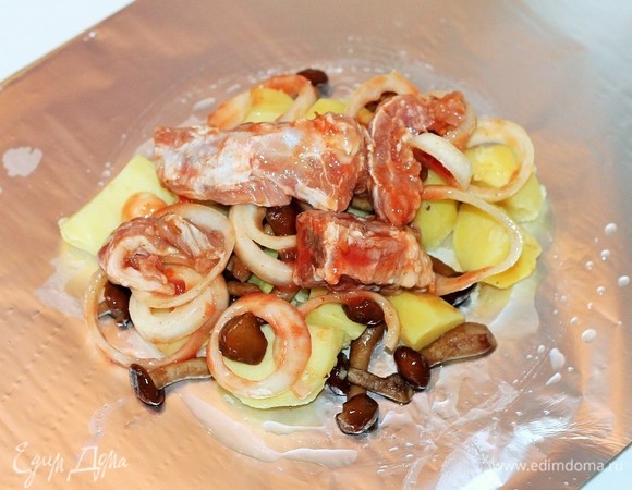 Затем кладем промаринованный лук (1/4) и свиные ребрышки (1/4).